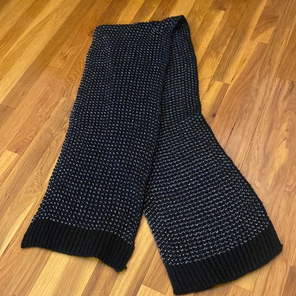 Calvin Klein Women’s Black and Silver Knit Scarf OS - Picture 6 of 7